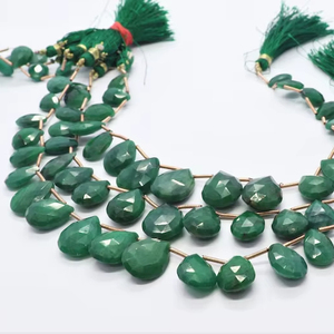 Perles d'émeraude facettées en forme de poire, perles de corindon émeraude, perles de pierres précieuses émeraude, perles d'émeraude facettées pour la création de bijoux - Product Image 1