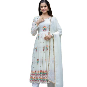 มีสีขาวคลาสสิกและสีทองร่วมสมัยคู่ kurti พร้อมกางเกงเลกกิ้งปักลายและชุด dupatta ที่มีขอบ - Product Image 1