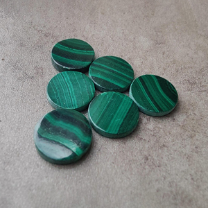 มาลาไคต์ธรรมชาติทรงกลมแบบคาโบชอง ด้านหลังแบน เจียระไนแล้ว เป็นอัญมณีสีเขียวสำหรับเครื่องประดับ มีทุกขนาด - Product Image 4