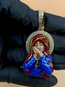 Pendentif Vierge Marie, Madone en prière avec halo de cristal, pendentif hip hop en argent 925, breloques religieuses pour femmes - Product Image 3