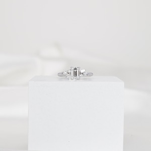 Bague de fiançailles minimaliste pour femme en or blanc 14 carats avec diamant de laboratoire taille émeraude 1 carat serti à griffes, certifié IGI - Product Image 1
