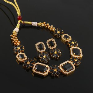 Ensemble collier et boucles d'oreilles Seaila en laiton plaqué or, onyx noir et zircon - Réglable - Design géométrique tendance pour mariage indien - Product Image 1