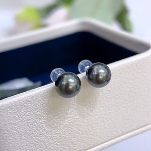 Boucles d'oreilles clous en perles noires de Tahiti 8-9 mm, or 18 carats, perles de mer rondes impeccables, haut de gamme et tendance, avec clous simples - Product Image 2
