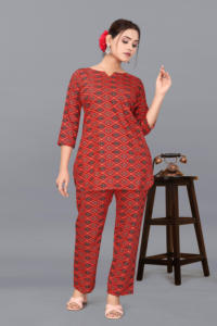 ชุดเซ็ตผู้หญิงลายพิมพ์สีแดงสุดหรู ผ้าโพลีเรยอน คอทรงกลม ชุดสองชิ้น สวมใส่สบายๆ ทรงหลวม ชุดกางเกงลำลองสำหรับผู้หญิง - Product Image 3