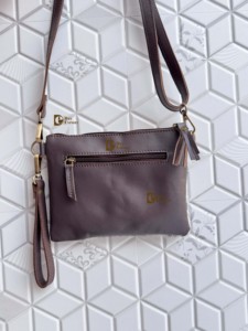 Bolso de mano unisex de cuero metálico estilo occidental con estampado animal, hecho a mano, con cierre de cremallera, ligero, color personalizable, para compras. - Product Image 4