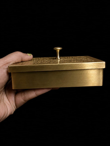 Caja de Especias Masala Dabba de Latón Hecha a Mano, Grabada, con 9 Contenedores y Cuchara, Organizador Decorativo de Cocina para Condimentos - Product Image 2