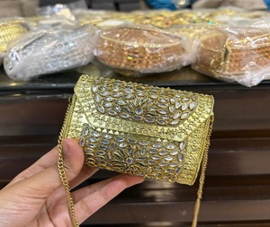 คลัทช์สำหรับเจ้าสาว Kundan ชุบทองทองเหลืองสีแดงแบบดั้งเดิมพร้อมงานกระจกและประดับพลอยเทียมโดยของนานาชาติ - Product Image 1