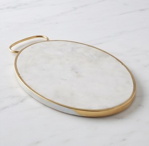 Tabla de cortar ovalada de mármol blanco con borde de metal dorado y asa de lazo - Product Image 4