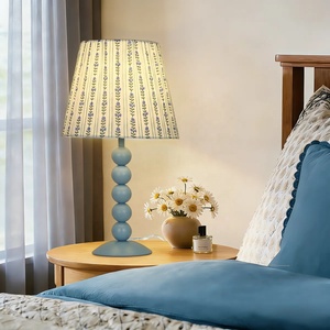 Lampe de table en métal Bluebell Pearl avec abat-jour imprimé floral, construction en fer durable, éclairage d'ambiance doux pour les maisons élégantes - Product Image 4