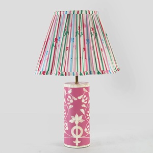 Lampe de chevet Art Déco artisanale en os incrusté, personnalisable, au design moderne et décoratif, rose avec incrustation florale blanche - Product Image 1