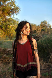 Haut sans manches en coton style bohème avec dos en dentelle ajustable et ourlet à franges, fait main, tenue de festival, tenue bohème d'été - Product Image 4