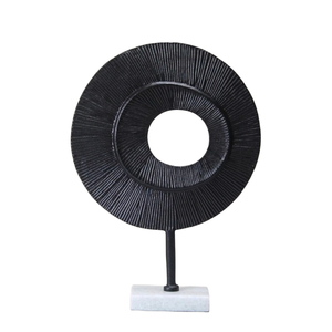 Sculpture moderne abstraite en métal noir avec base en marbre blanc, statue circulaire texturée en aluminium côtelé, faite à la main, pour hôtel - Product Image 1