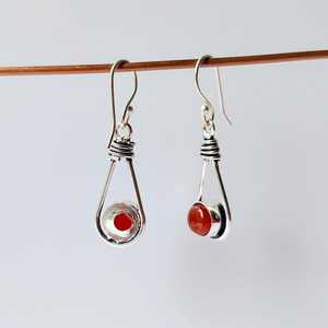 ต่างหูเงินแท้ชุบทองประดับคาร์เนเลียน ของขวัญสำหรับผู้หญิงในโอกาสพิเศษ ดีไซน์หรูหรา - Product Image 4