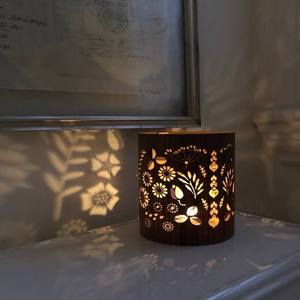 Portavelas votivo de metal hecho a mano que combina la artesanía experta con la luz relajante de las velas para un uso decorativo consciente. - Product Image 2