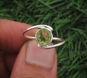 Bague Minimaliste en Argent Sterling 925 avec Péridot Naturel, Bijou Délicat Classique Pierre de Naissance d'Août, Cadeau de Mariage et Fiançailles - Product Image 1