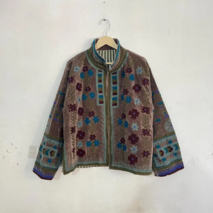 Chaqueta de terciopelo suave de primera calidad con bordado floral y detalles geométricos en las mangas, estilo bohemio étnico para mujer. - Product Image 1