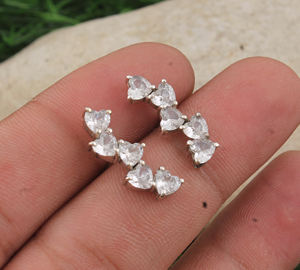 Boucles d'oreilles pendantes en forme de cœur délicat avec pierres précieuses plaquées argent, cadeau romantique pour un anniversaire, un mariage ou la Saint-Valentin - Product Image 4