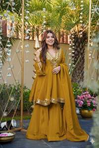 Ensemble prêt-à-porter en soie avec dentelle et broderies miroir, haut, bas et dupatta, entièrement cousu - Product Image 2