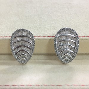 Pendientes de Aro Huggie de Plata de Ley 925 con Diamantes Redondos y Baguette de 2.10 Ct para Mujer, Uso Diario, Joyería al por Mayor para Bodas - Product Image 4