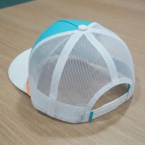 Casquette de golf trucker personnalisée à 5 panneaux, broderie 3D, visière pré-courbée, dos en maille, OEM ODM, faible MOQ, fournisseur de couvre-chefs de golf - Product Image 6