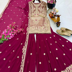 Conjunto especial de Eid: Top y Sharara de seda Crancy con bordado y lentejuelas, y dupatta. - Product Image 1