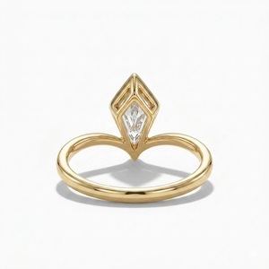 Bague de fiançailles solitaire en or massif 14 carats avec diamant de laboratoire certifié E VVS1 de 1 carat taille cerf-volant et alliance de mariage géométrique incurvée en chevron - Product Image 6