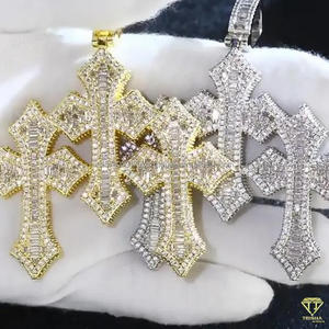 Pendentif croix haut de gamme avec finition en or jaune et or blanc et pierres de moissanite brillantes - Product Image 4