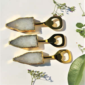 Mini abrebotellas de latón Acabado dorado Diseño único Perfecto para Barware Elegante Durable e ideal para suministro al por mayor de lujo - Product Image 6