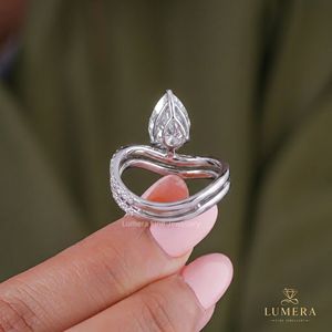 Anillo de compromiso con diamante cultivado en laboratorio en forma de pera, banda doble pavé estilo onda, elegante engaste de galería abierta, joyería de boda moderna - Product Image 3