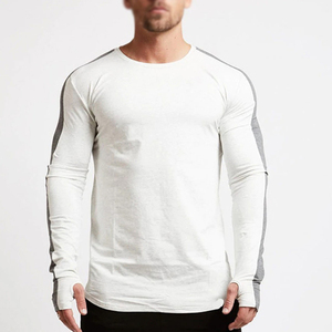 T-shirt sport pour homme à manches longues, col rond, séchage rapide, coupe ajustée, noir avec empiècements gris, en polyester tricoté - Product Image 3