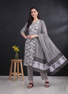 Conjunto de Kurti y Pantalón Recto de Algodón Gris para Vestimenta Festiva con Dupatta con Estampado Digital para Mayoristas y Minoristas - Product Image 3