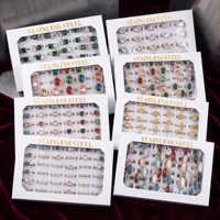 Lot de 36 bagues en zircon colorées plaquées or 18 carats, étanches et inaltérables, en acier inoxydable, avec boîte – Vente en gros mixte
