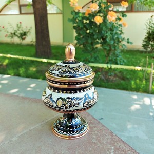 Sucrier peint à la main avec accents en cuivre, pot à bonbons décoratif sur piédestal floral pour une décoration intérieure haut de gamme et des cadeaux festifs - Product Image 4