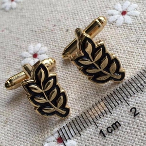 Pin de Solapa Masónico Personalizado con Hoja de Acacia, Chapado en Oro, Esmalte Negro, Accesorio Formal para Camisa de Logia Azul - Product Image 2