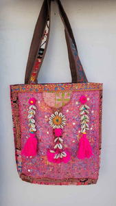 Sac fourre-tout bohème en coton brodé avec perles coquillages et pompons roses, design à panneaux, idéal pour le shopping - Product Image 4