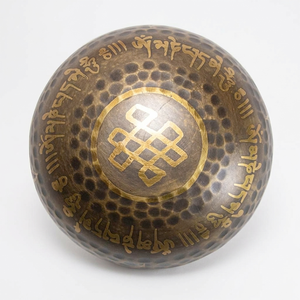 Ensemble de bols chantants tibétains népalais faits à la main de 9,5 cm avec symboles sacrés gravés et batte en bois pour la guérison des chakras et la méditation - Product Image 3