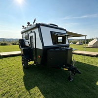 Caravane tout-terrain compacte et légère avec carrosserie rigide, conception à essieu unique et rangement pratique pour les voyages en expédition