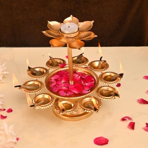 Supports de bougies chauffe-plat en fer doré faits à la main, design tendance, décoratifs pour Diwali, motif lotus, en métal, Urli floral - Product Image 1