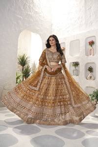 Ensemble Lehenga Choli semi-couturié de style ethnique indien pour femme, avec dupatta à bordure en dentelle filet, en matériaux recyclés, idéal pour les mariages - Product Image 2