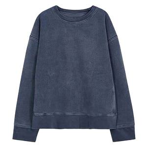 Sweat-shirt léger, respirant et durable pour homme, col rond, effet délavé, matière douce et écoresponsable. - Product Image 4