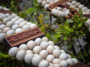 Collar Tulsi Mala Hecho a Mano con Colgante de Radha Krishna, Perlas de Imitación, Joyería Espiritual Hindú para Oración, Venta al Por Mayor - Product Image 3