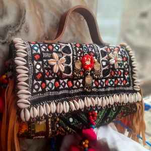 Bolsos bandolera artesanales Banjara bohemios para mujer de la India, bolso tipo sling elegante y moderno, estilo boho chic, bolso de yute con borlas para chicas y mujeres - Product Image 6