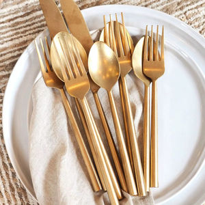 Vajilla y cubertería de inspiración mediterránea que realzan la hospitalidad de lujo relajada. - Product Image 1