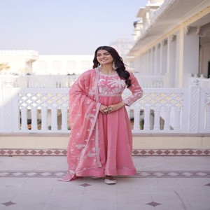 Robe de soirée VASTRA COTTAGE Fandi en satin brodé avec dupatta, travail de sequins et fils, manches longues, robe de créateur pour femmes - Product Image 6