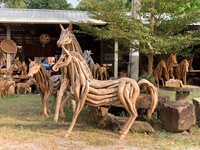 Sculpture de cheval en bois flotté de teck écologique avec design Art Déco, imperméable et recyclable pour la décoration extérieure de la maison