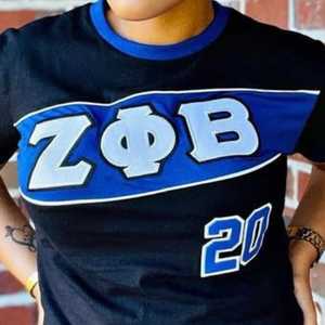 T-shirt Premium Zeta Phi Beta en Jersey Noir avec Broderie Bleue Lettres Grecques pour Femme Coupe Sportive Tenue Décontractée - Product Image 4