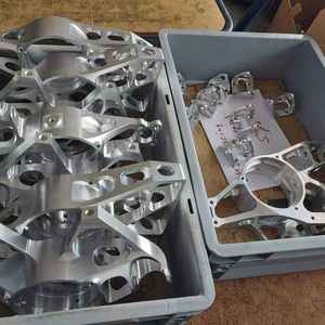 Pièces industrielles en aluminium et acier inoxydable usinées sur CNC 5 axes, usinage par fraisage VMC, traitement par électroérosion à fil, composants RMV Machining - Product Image 5