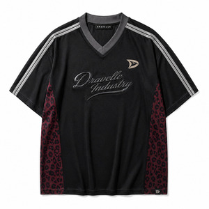 Maillot de football oversize Y2K pour homme OEM, col en V noir, style rétro hip-hop streetwear, avec empiècements color block léopard bordeaux et argenté - Product Image 3