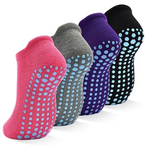 Chaussettes antidérapantes noires avec semelle à grille rouge pour un usage quotidien décontracté, en tricot de spandex et polyester, pour adultes, été - Product Image 6