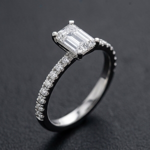 Anillo de compromiso con diamante solitario de corte esmeralda cultivado en laboratorio y diamantes pavé de corte redondo en oro blanco de 10k, 14k, 18k - Product Image 3